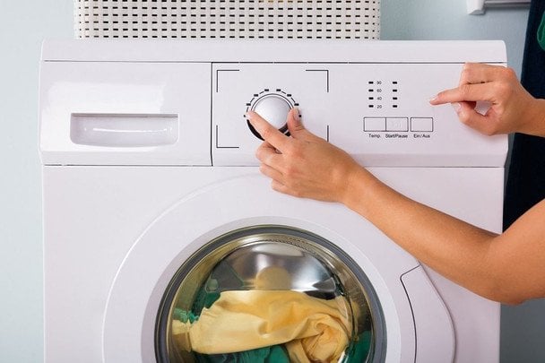 Wstępne pranie: kiedy ta funkcja pralek jest naprawdę potrzebna