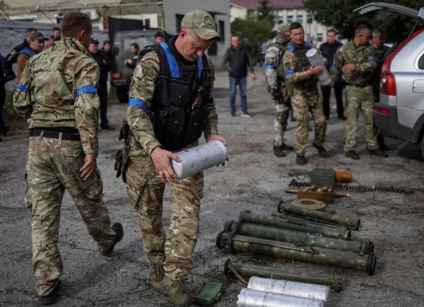 Боевой вертолет над флагом Украины