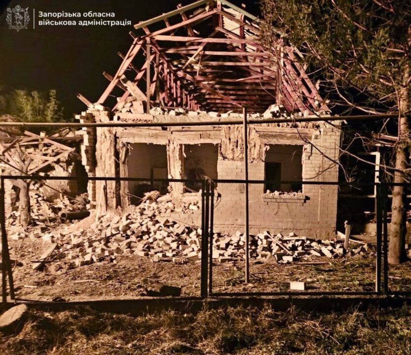 Росіяни завдали удару по Запорізькому району: виникла пожежа та перебої зі світлом