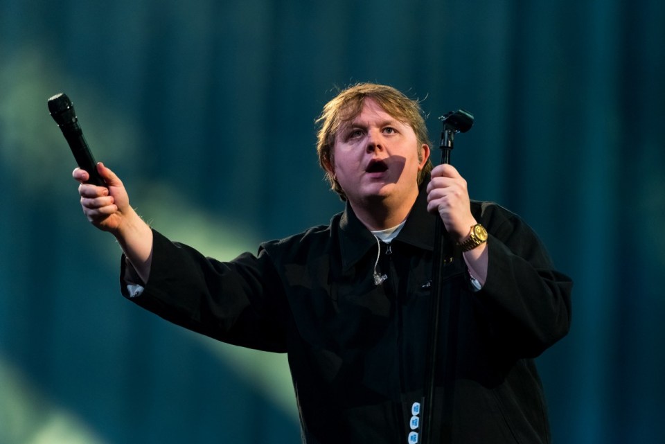 Lewis Capaldi surprises fans: spontaneous performance at a London pub after concert