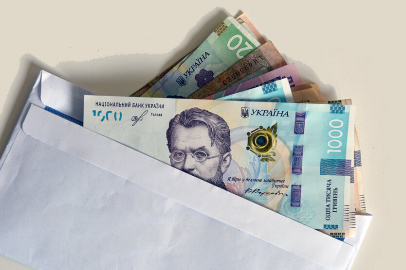 Уряд ввів щорічні премії для чиновників: у громадян це викликало обурення