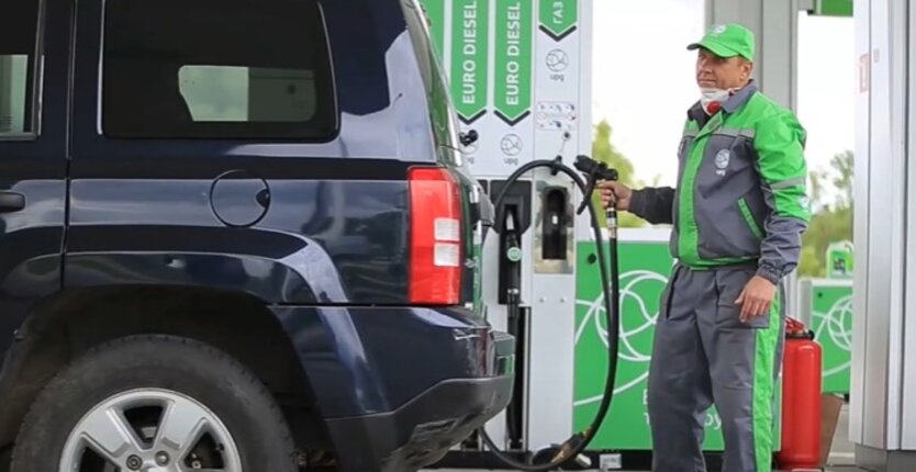 Tankstellen haben die Preise für einige Kraftstoffarten erhöht: Den Fahrern wurde der neue Preis für Benzin, Diesel und Autogas gezeigt