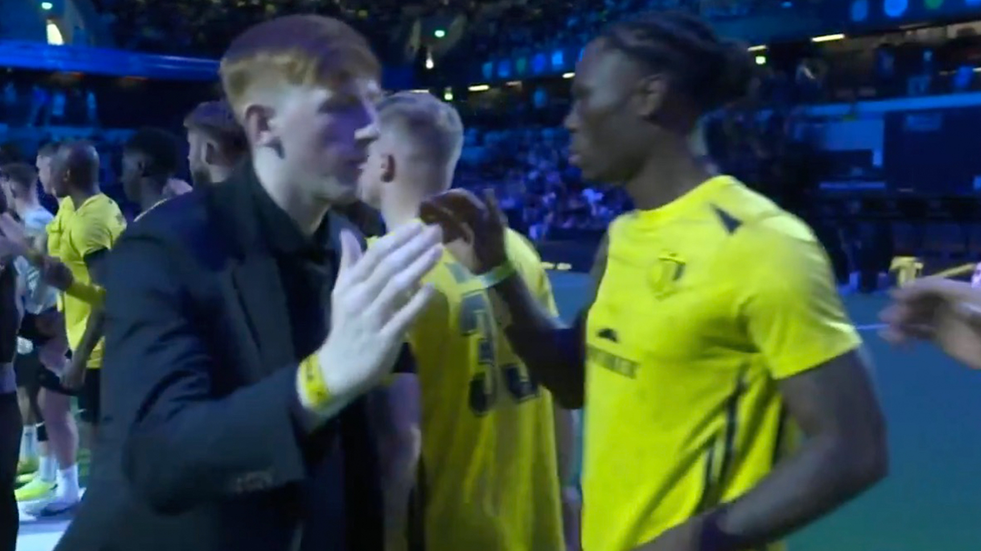 Екс-учасник Я – зірка Angry Ginge скандально відмовився від рукостискання в Baller League