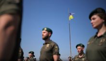У День Державного Прапора у Львові підняли 12-метровий стяг та створили живе знамено