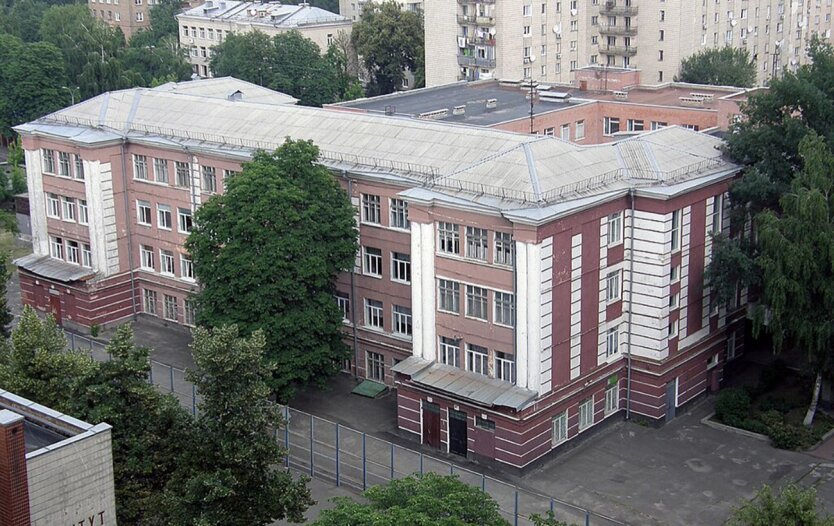 Київська директорка заборонила учням у шортах входити до школи: реакція омбудсмена