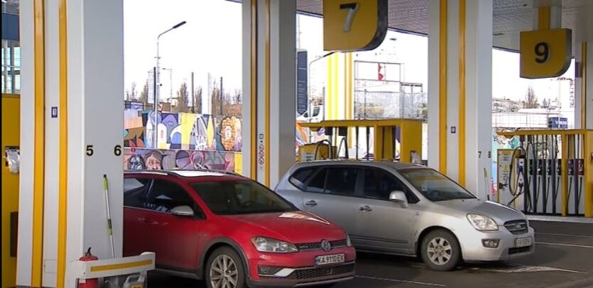 Prices for gasoline and diesel at gas stations