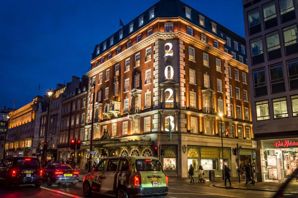 Легендарный Fortnum & Mason открывает свой первый магазин за 318 лет: где он расположен