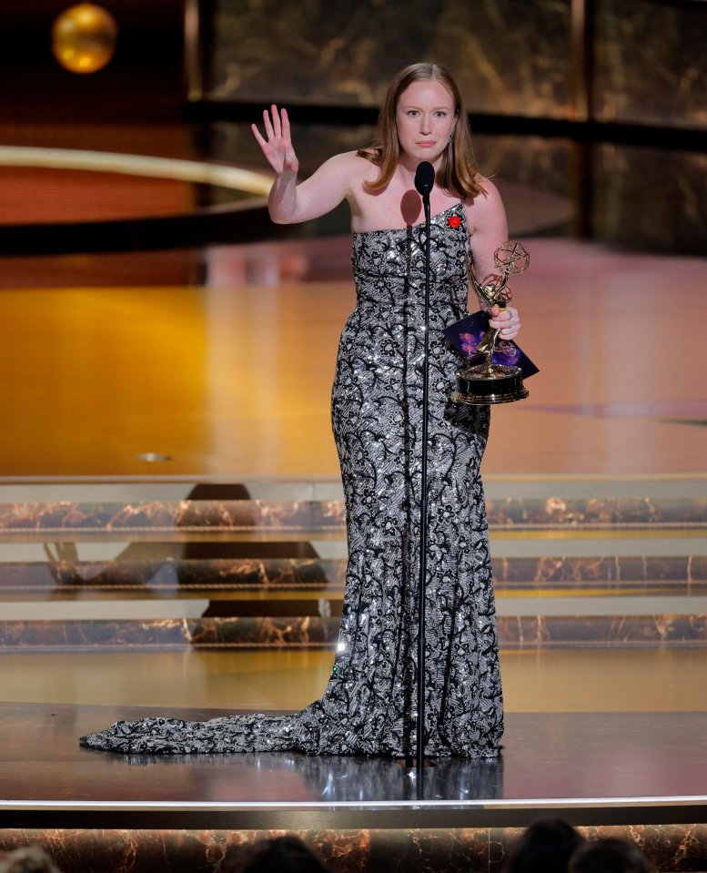 Hacks actress wins at the Emmys and shouted a controversial slogan on air: what happened