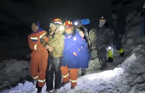 На Евересті врятували 350 альпіністів: 200 туристів досі в оточенні