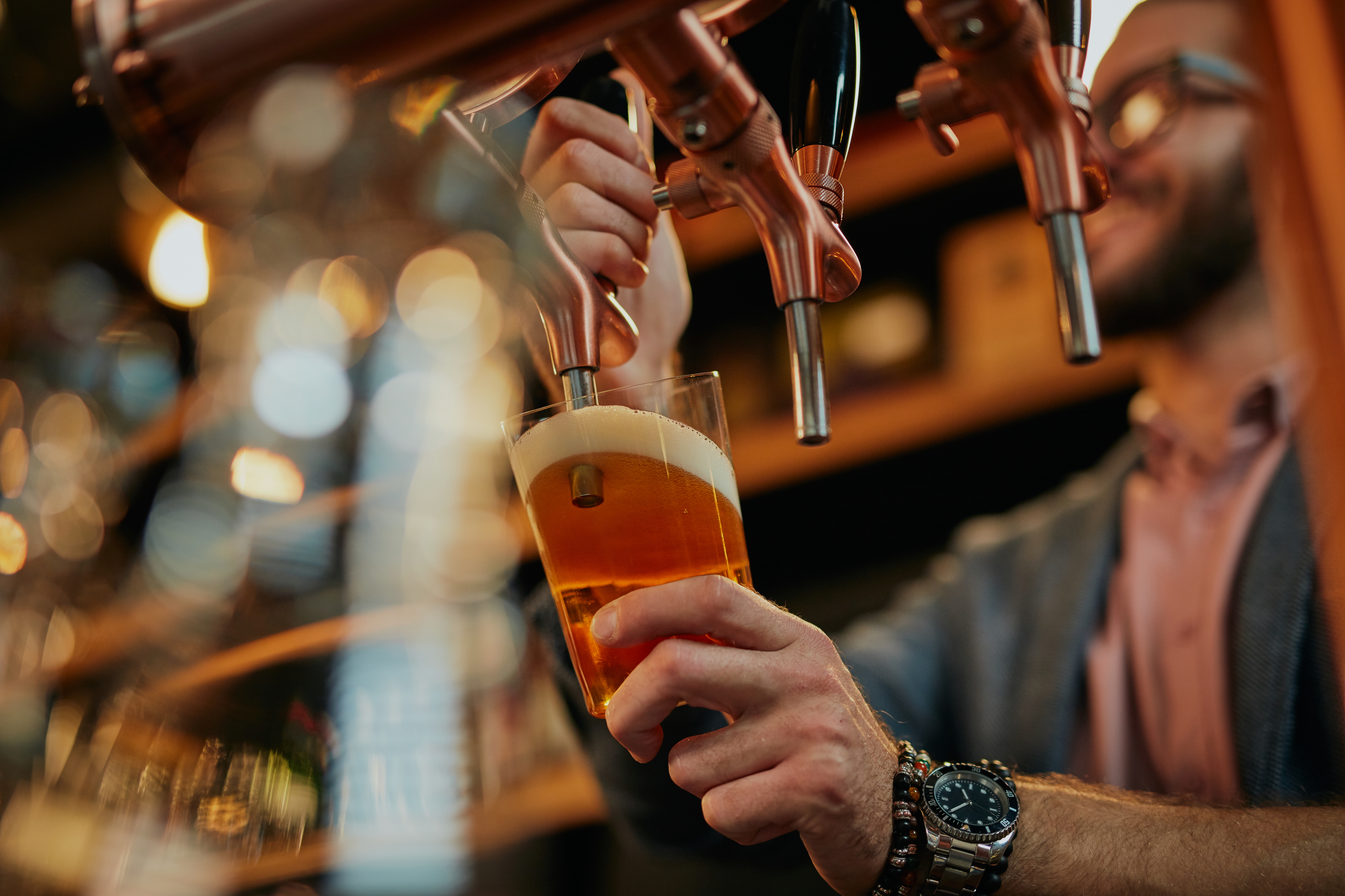 Паб Wetherspoons во время рождественской службы