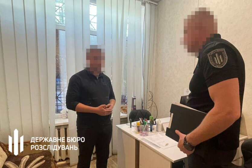 ДБР раскрыло схему уклонения от призыва: 17 человек сбежали за границу