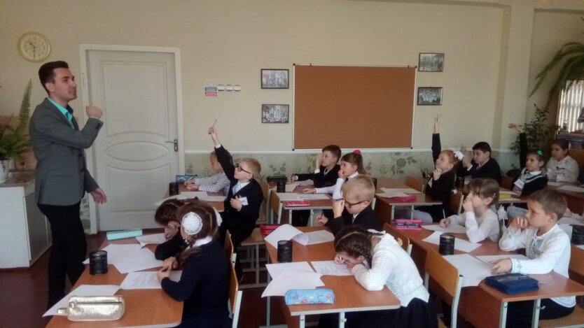 Мінкульт залишить у школах бронювання чверть вчителів: деталі рішення