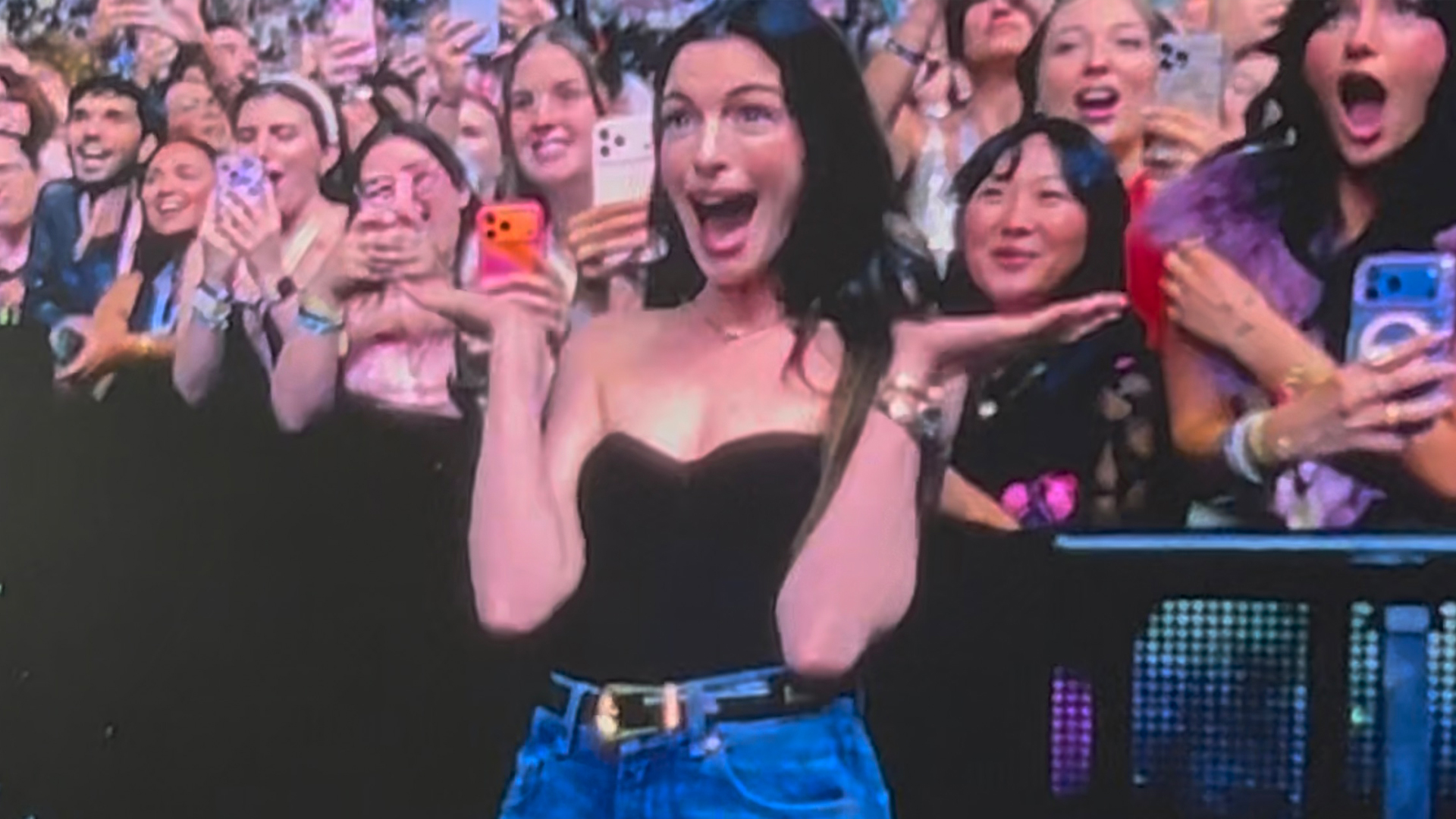 Sabrina Carpenter handcuffed Anne Hathaway: details of the unusual meeting