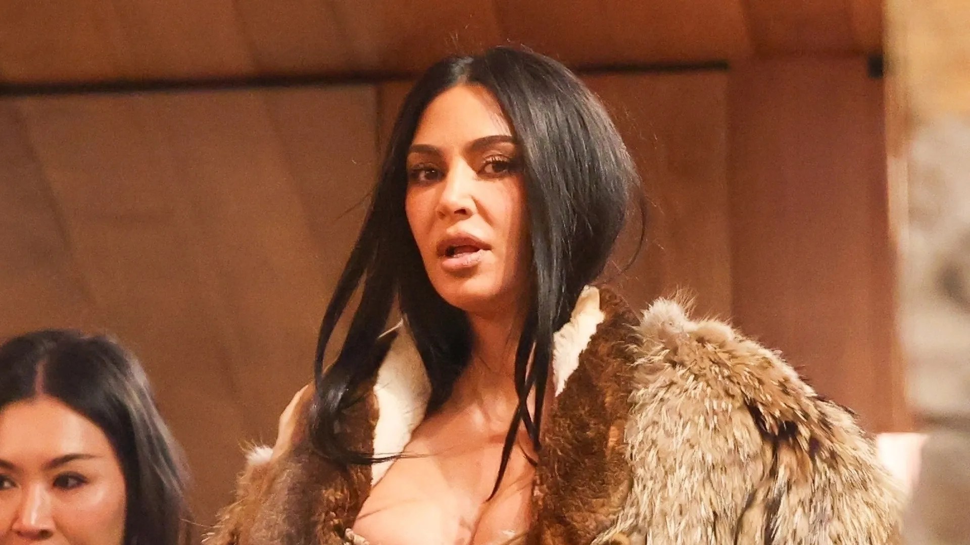 PETA krytykuje Kim Kardashian za futrzany strój i szczeniaki jako prezenty dla dzieci