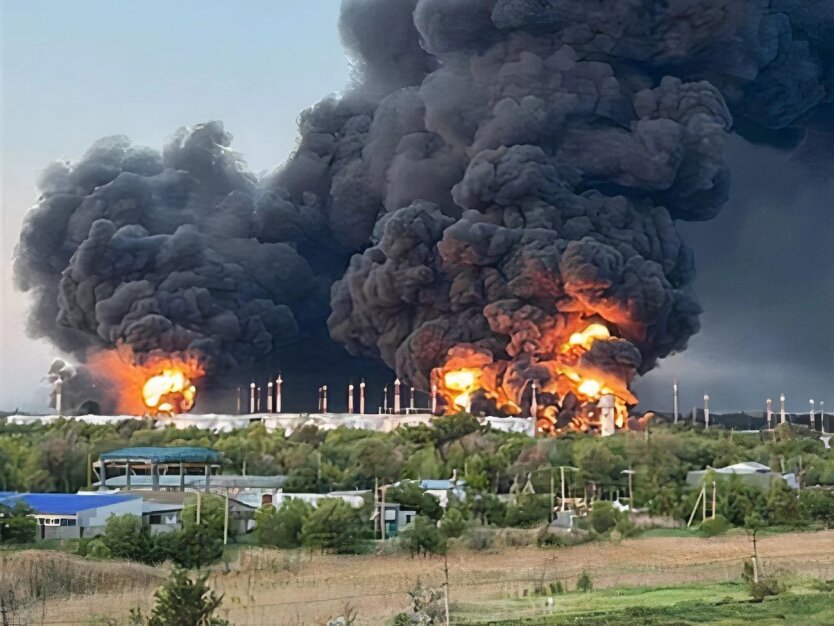 Украинские дроны атаковали аэродром 'Энгельс-2' и нефтебазу в Саратовской области