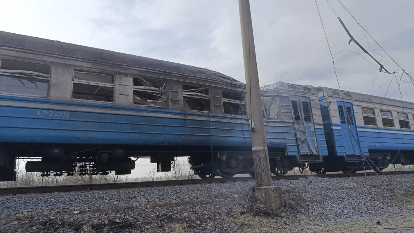 Удар по пригородному составу в Днепропетровской области: есть жертвы и раненые, в том числе дети