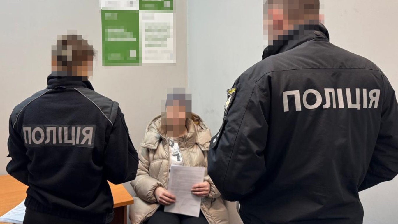 Женщина с оружием во Львове