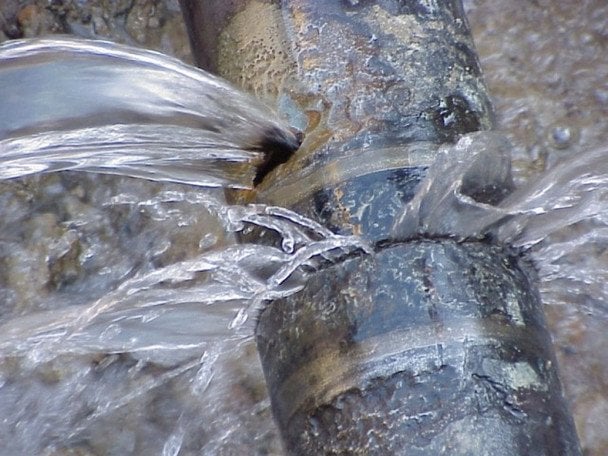 Прорыв водопроводной трубы на Старокиївской