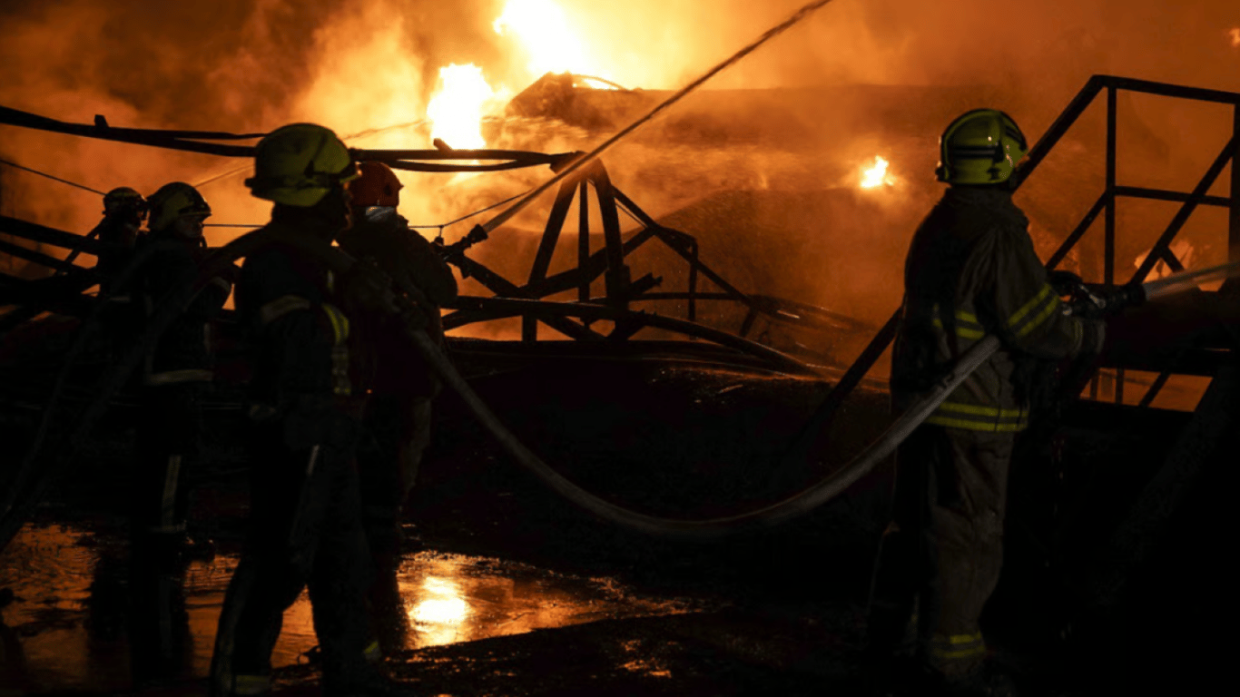 Ночной удар беспилотников по Одессе: повреждены дома, газопровод и начались пожары