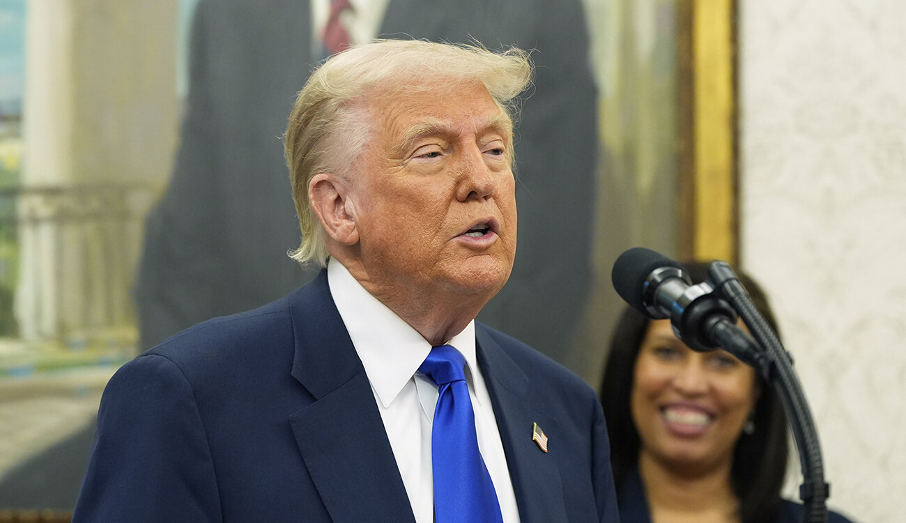 Трамп повертає санкції на нафту