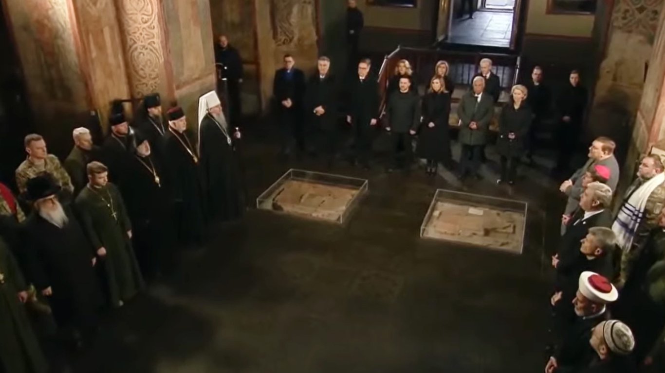 Gebet für die Ukraine: Zelebrity und EU-Spitzen im Kiewer Sophienkathedrale zum Jahrestag