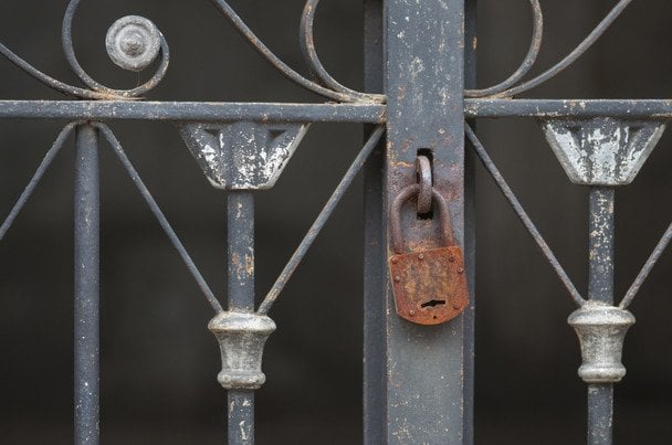 Zimne cynkowanie ogrodzeń: jak chronić metal przed rdzą przez 30 lat