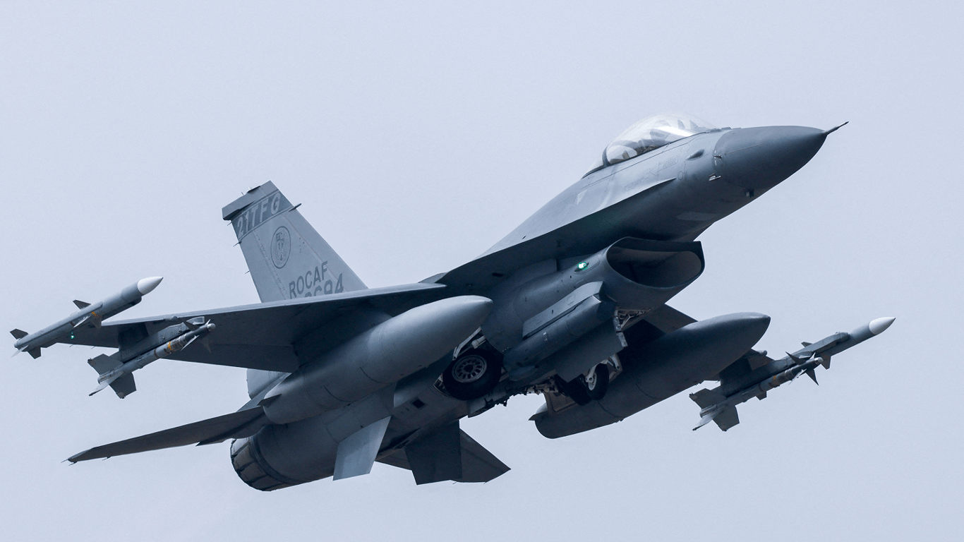 Симулятори F-16 для українських пілотів