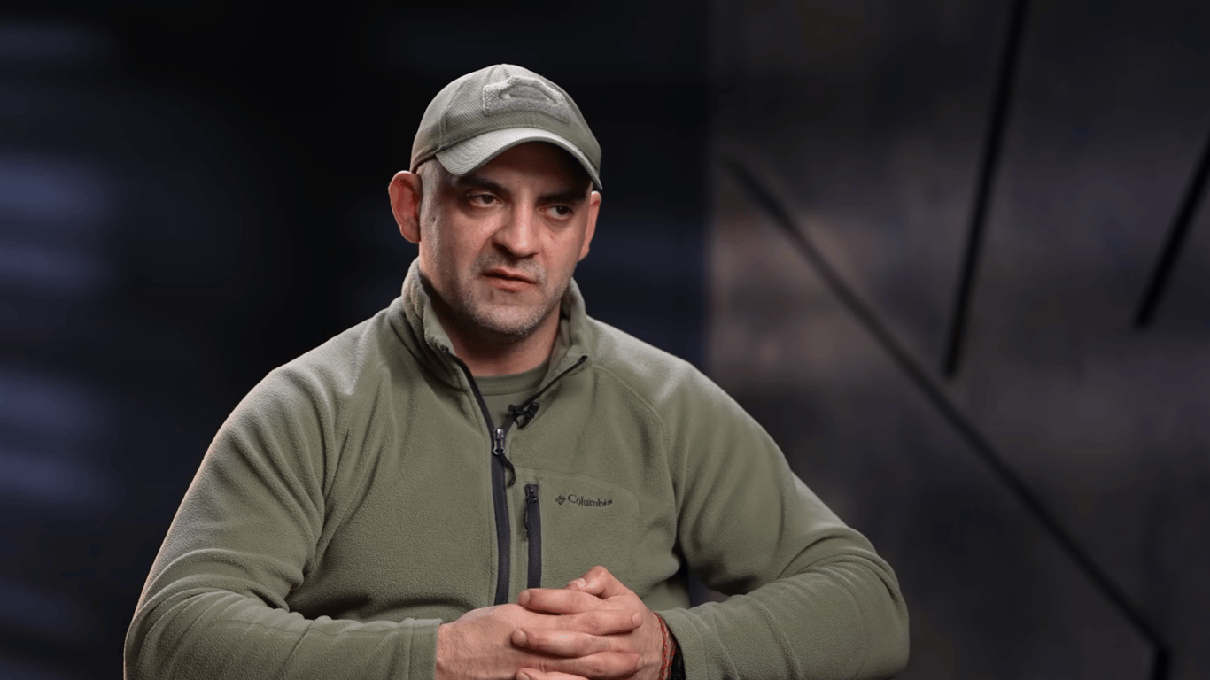 Колишні полонені ділять хліб у таборі