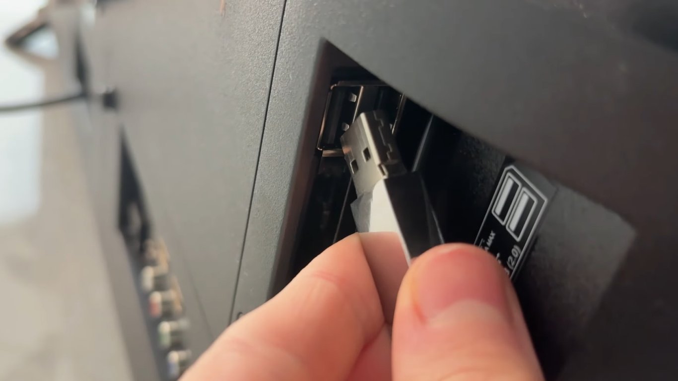 Six Hidden Uses for Your TV's USB Port