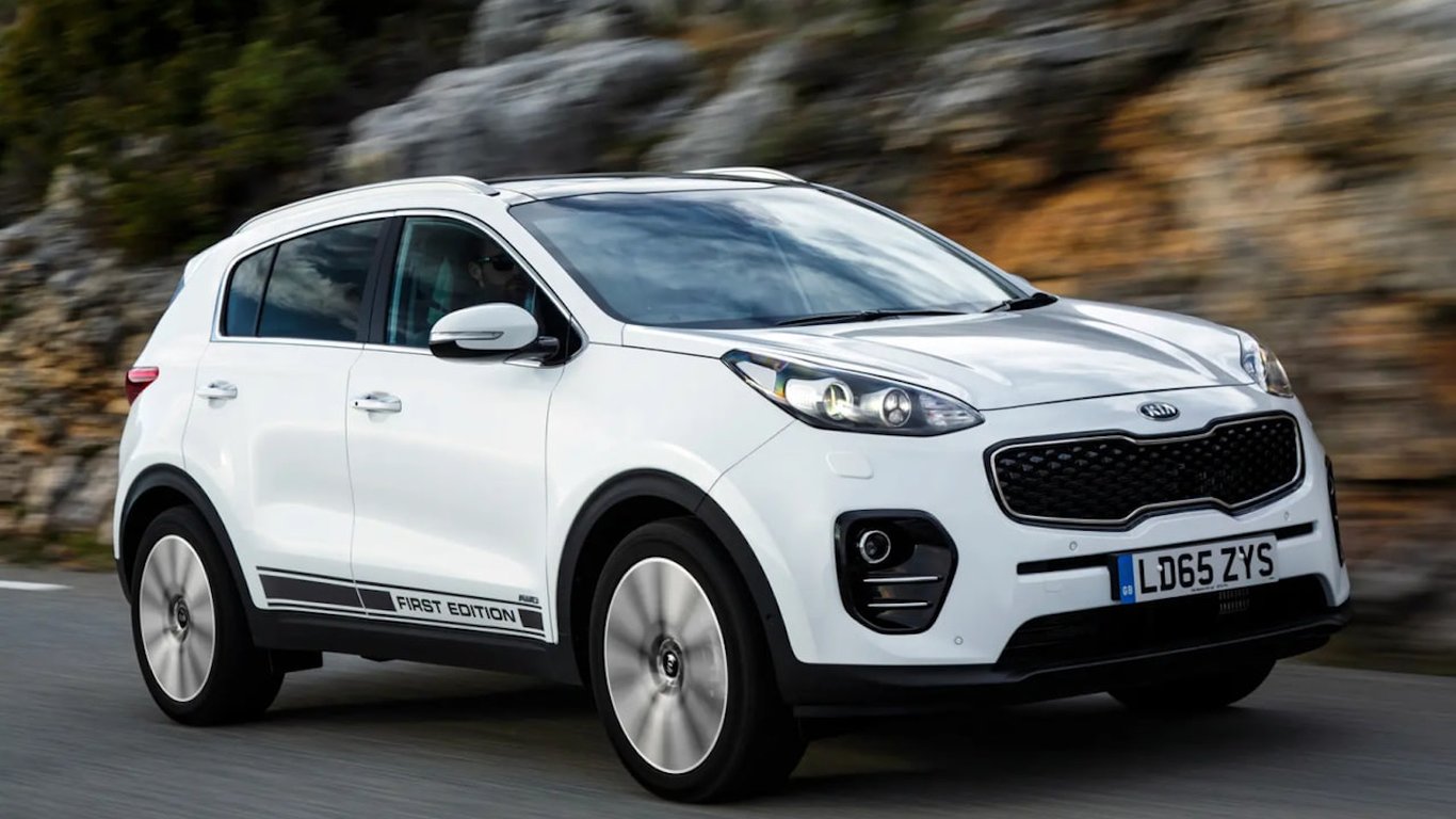 Подержанный Kia Sportage на дороге