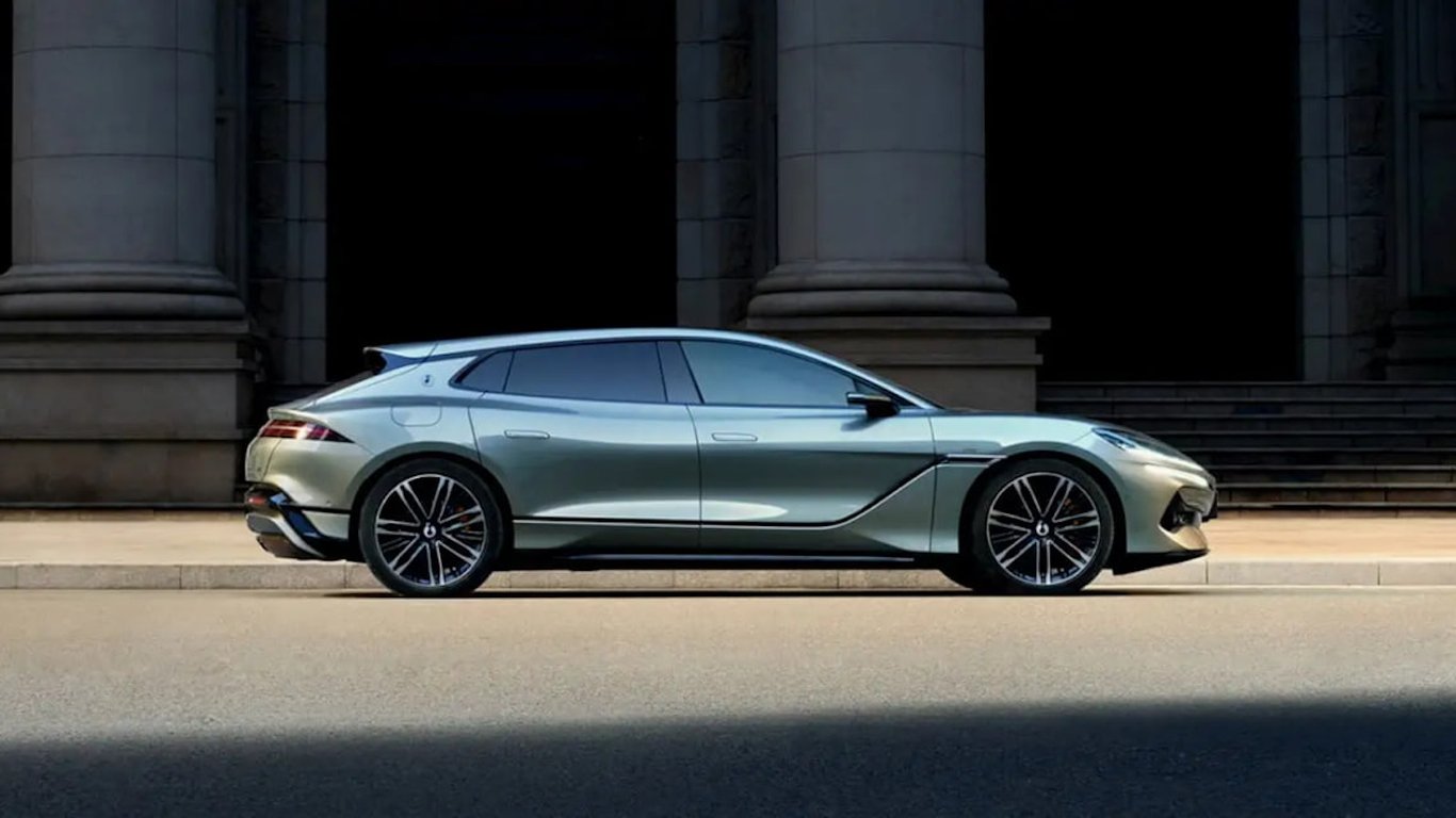 BYD's Denza Z9 GT Breaks the 1000km Range Barrier, Setting a New World Record