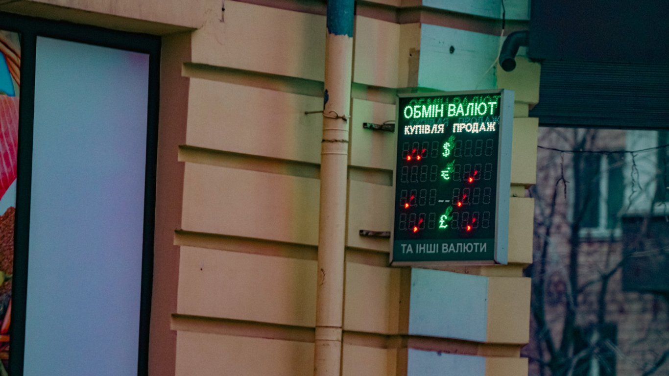 Доллар пробил отметку 44 гривны