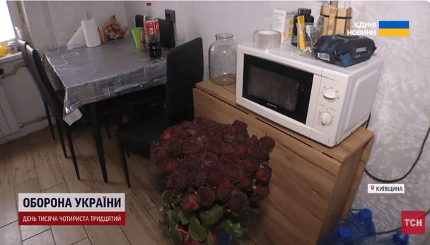 Діти сплять у зимовому одязі вдома