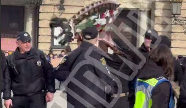 Lwów, 8 marca: manifestantki otrzymały wieniec pogrzebowy. Relacja z protestu