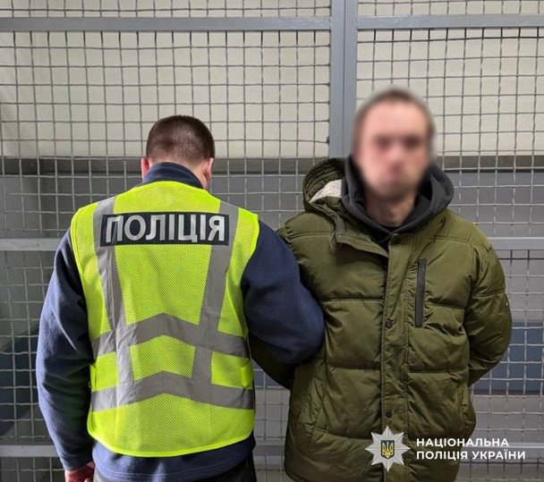 Чоловік грабує жінку на побаченні