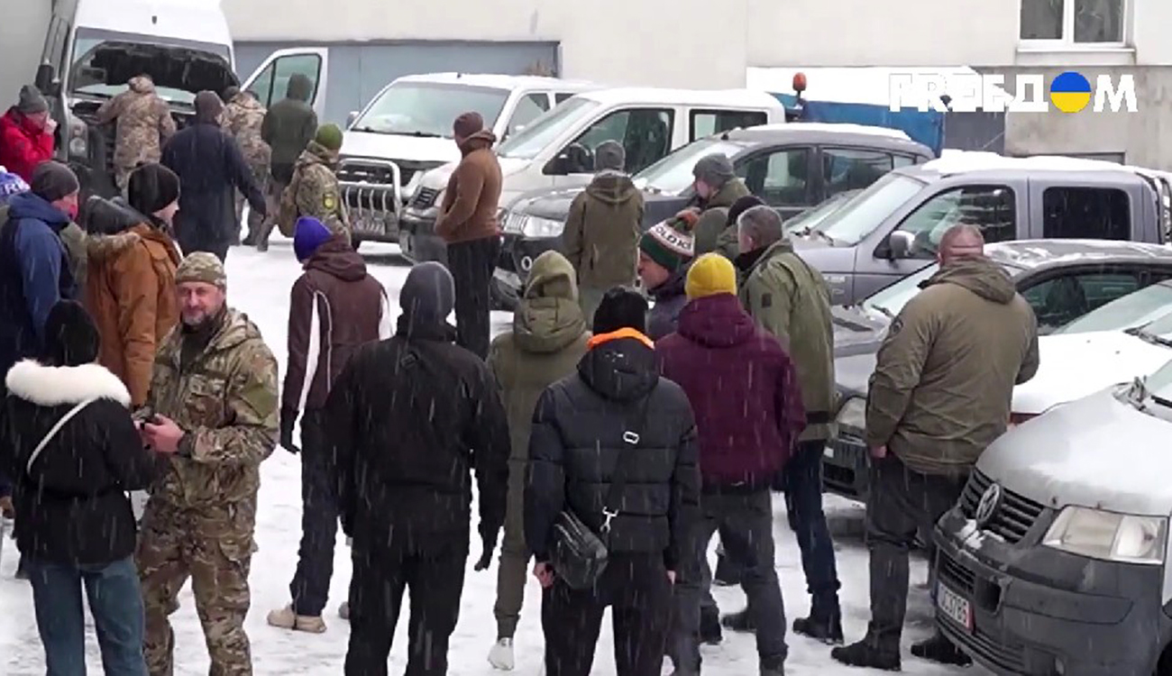 Латвійські волонтери передають допомогу