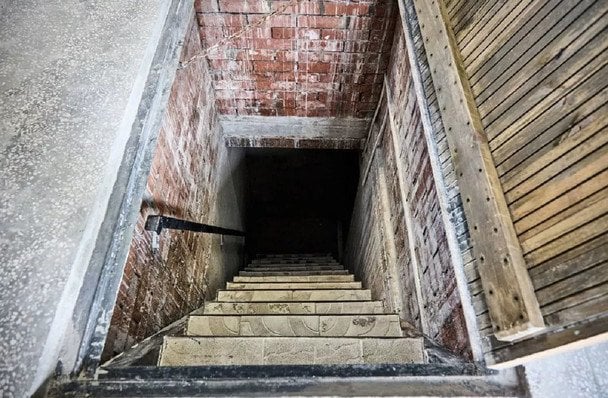Piwnica z napisem Śmierć idzie za tobą: Brytyjczycy znaleźli tajemną pokój z rockowym graffiti