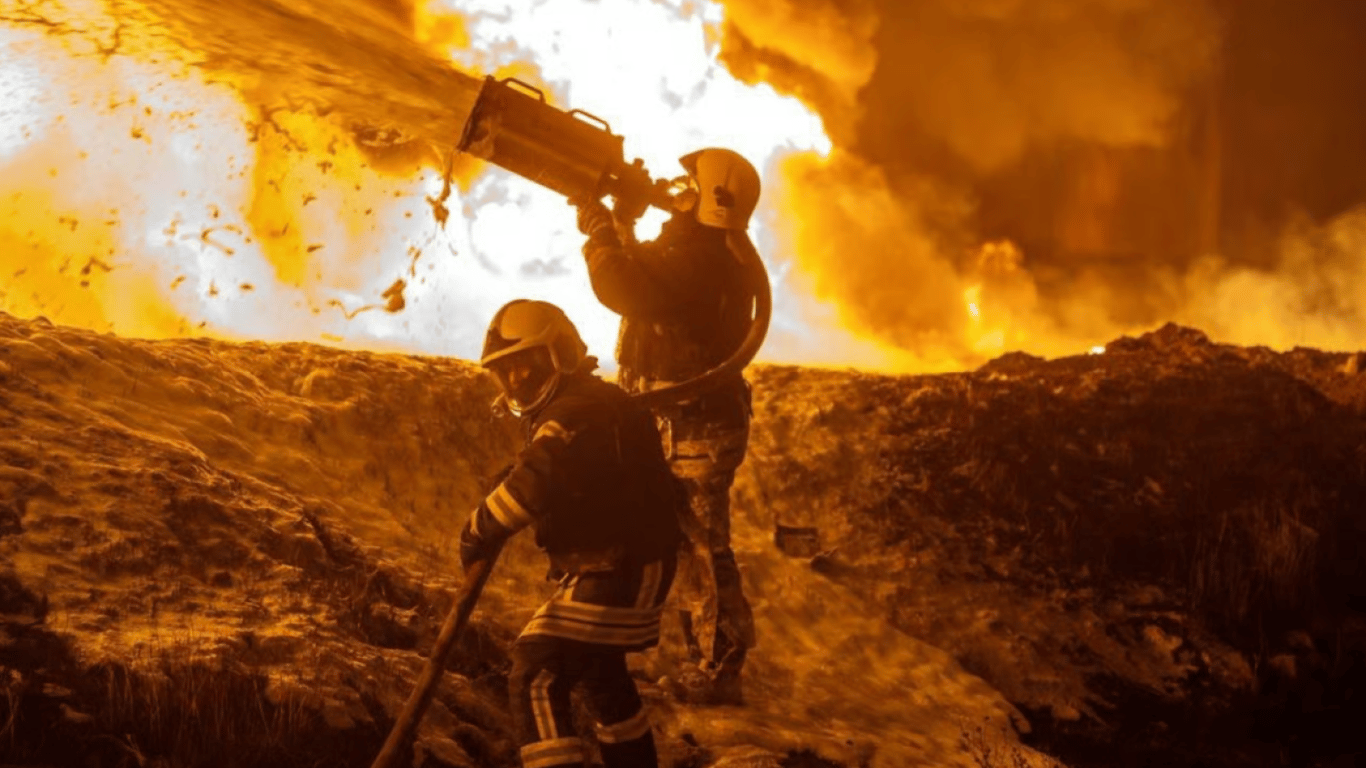 Пожежа на підприємстві вночі
