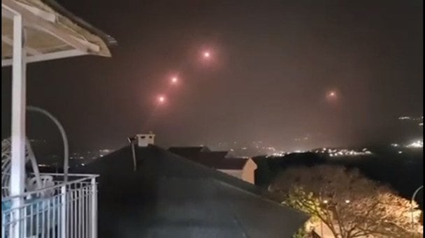 Сотня ракет летить на Ізраїль