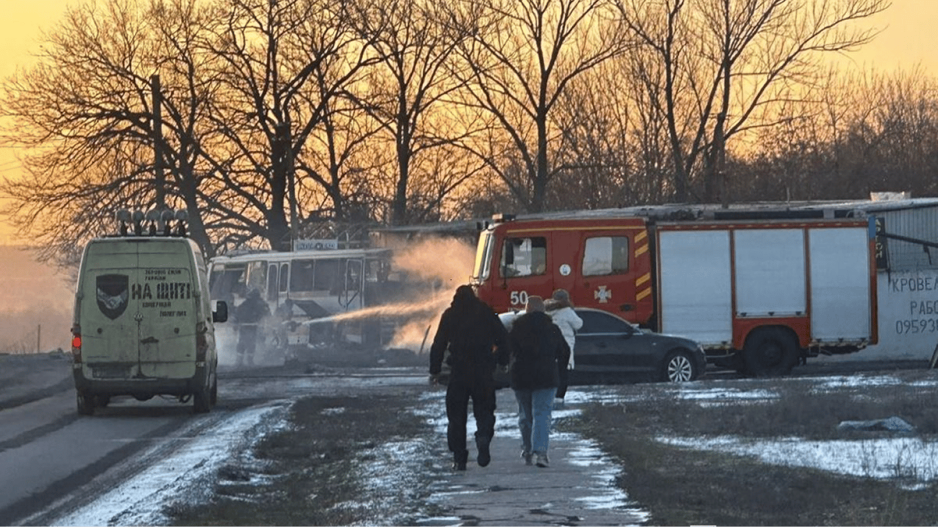 Атаки на транспорт в двух областях Украины: 20 погибших после ударов по автобусу и железной дороге