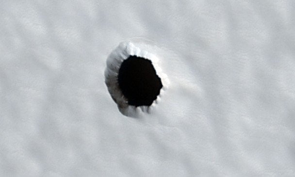 NASA found a mysterious hole on Mars: could it become a shelter for humans