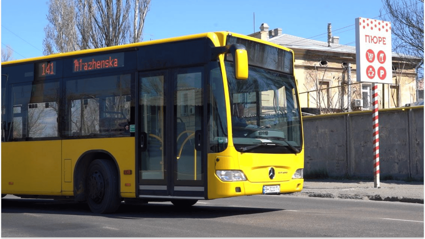 Odeskie tramwaje i trolejbusy wciąż stoją. Miasto zwiększa liczbę autobusów