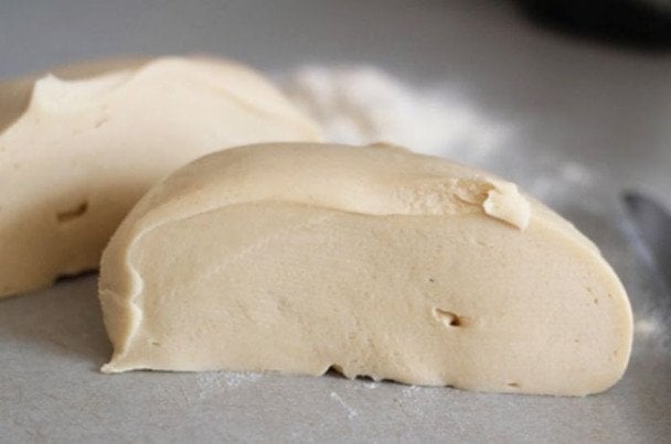 Proste ciasto na pierogi: idealna konsystencja zaledwie z trzech składników