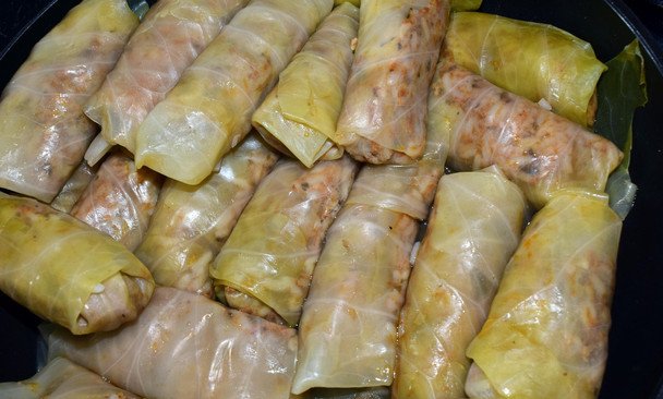 Trzy sprawdzone metody na przygotowanie kapusty do gołąbków. Bez gotowania!