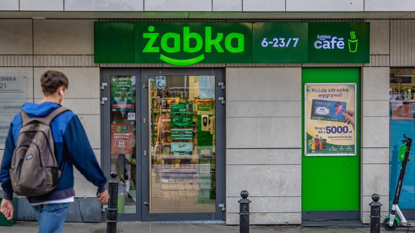 Setki ofert pracy w sieci Żabka dla Ukraińców – stawki i benefity