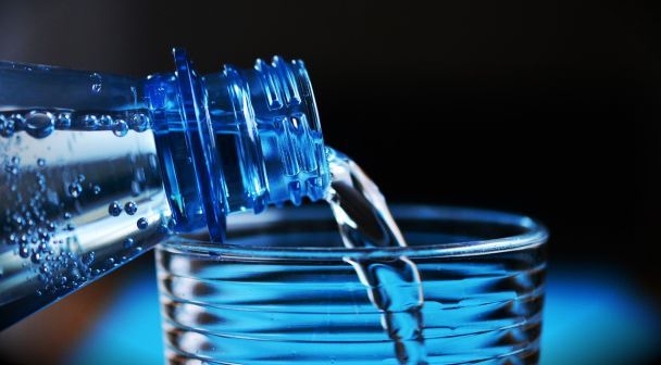 Woda butelkowana źródłem mikroplastiku. Ile cząstek rocznie trafia do naszego organizmu?