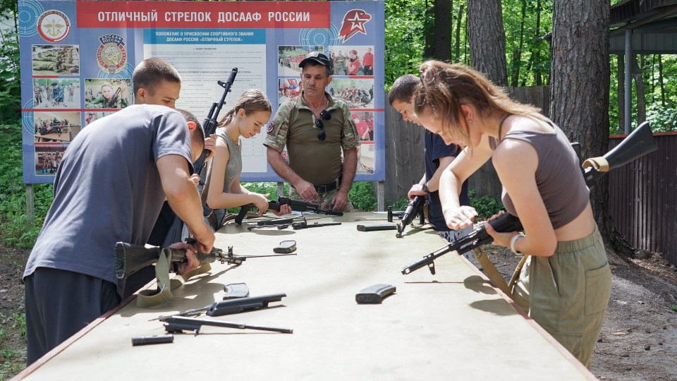 Викрадені Росією українські діти змушені виготовляти дрони для армії РФ: розслідування