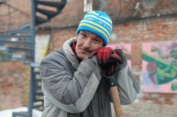 Z dyplomaty na woźnego: mieszkaniec Sum zamiata miasto od szóstej rano