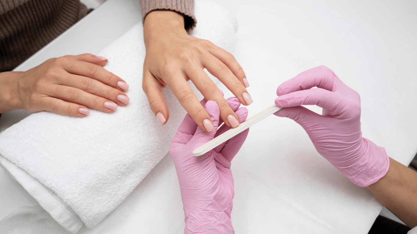 Kiedy w lutym 2026 zrobić manicure? Kalendarz księżycowy z datami