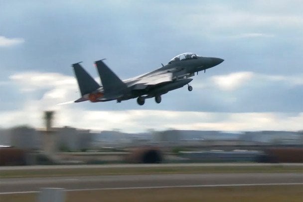 Пилот катапультировался со сбитого F-15